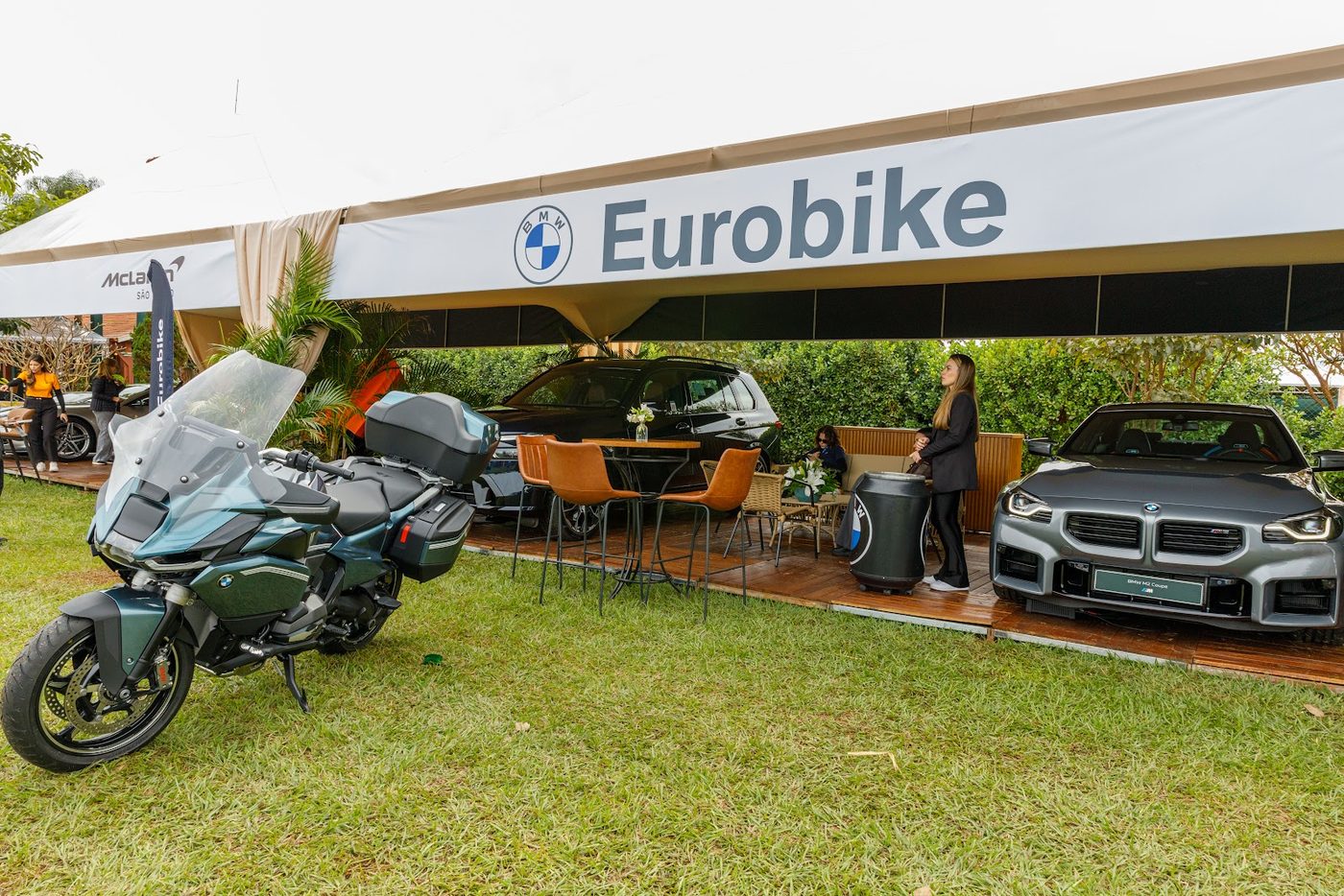 Estande de veículos e motocicletas no evento