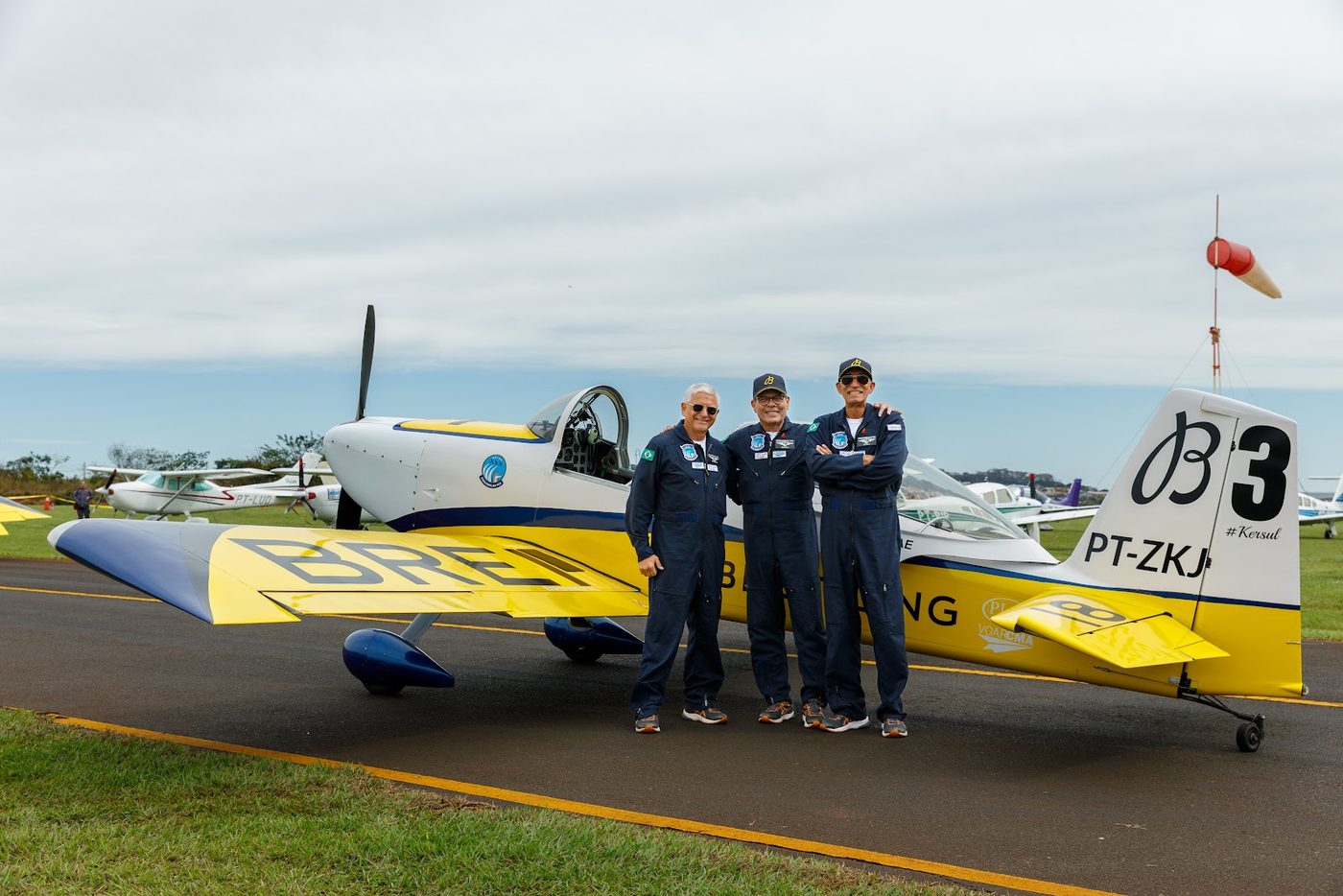 Equipe de pilotos acrobáticos em frente à aeronave