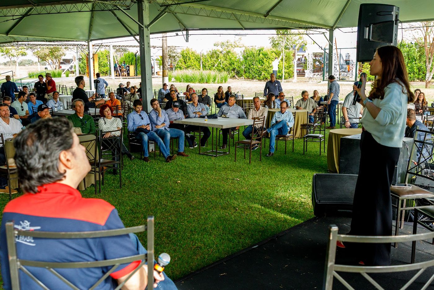 Palestra com o público reunido no Bonanza Fly In